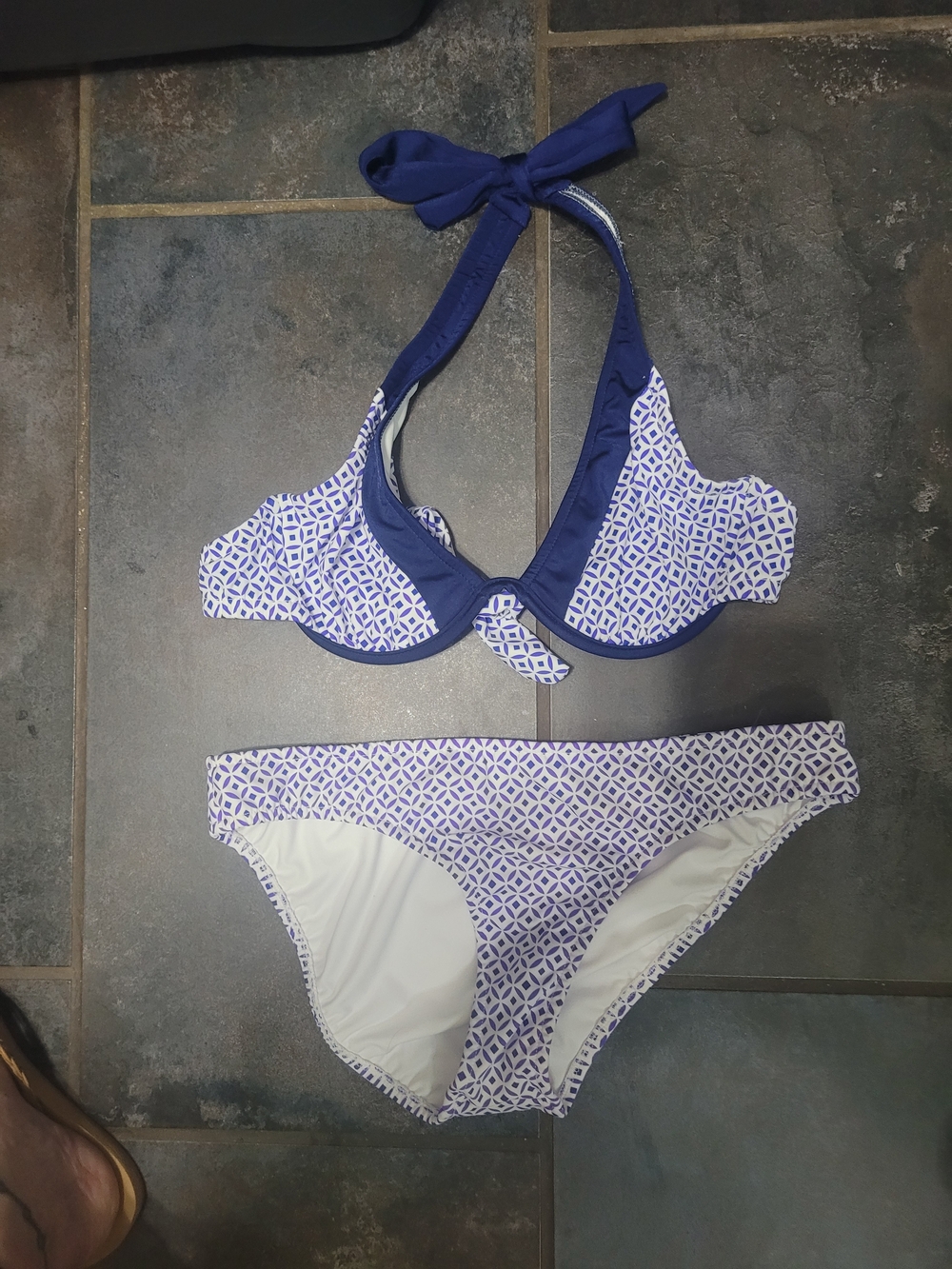 Nwot Venus Belize geo-print halter bikini set size 38B/40A & 14 bottom (xl) - Picture 3 of 5